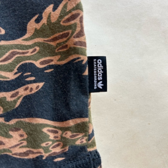 Adidas skateboarding 3/4 sleeve T-shirt, tiger stripe camo body - Picture 4 of 9